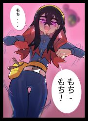 black_hair carmine_(pokemon) chicken_dance chicken_pose femsub hairband happy_trance japanese_text long_hair mochi_dance multicolored_hair nickromancer21 nintendo open_mouth pecharunt pokemon pokemon_scarlet_and_violet purple_eyes red_hair text translation_request